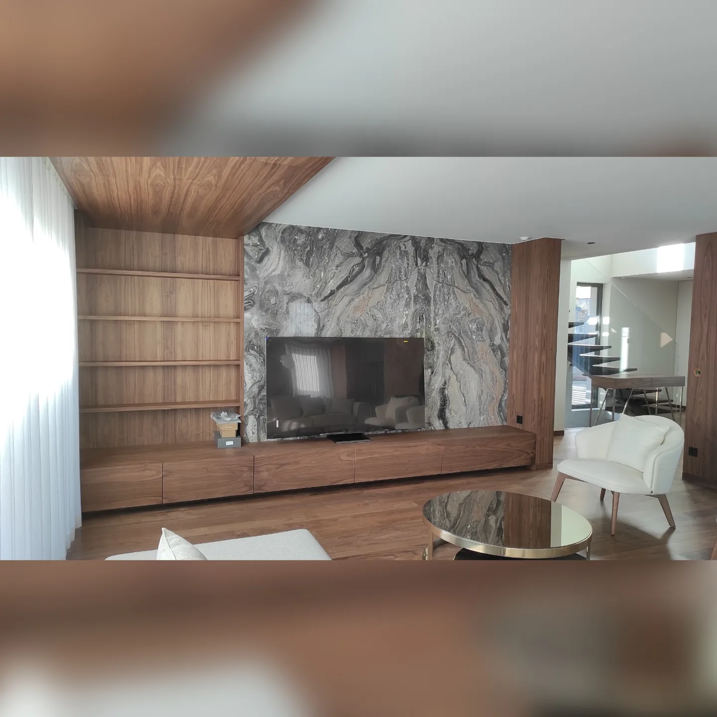 Sala contemporânea com revestimento em pedra natural